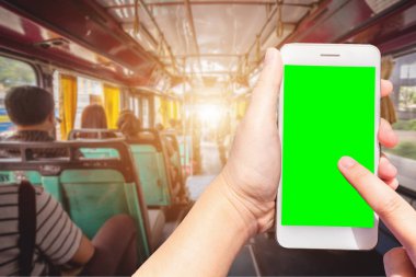 Yolcular ile otobüs içinde soyut dünya figürü dokunmatik akıllı telefon bulanık görüntüler dokunma bulanık arka plan