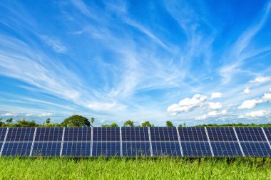 Mavi gökyüzü arka planda güneş paneli, alternatif enerji kavramı, temiz enerji, yeşil enerji.