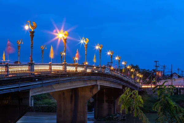 Cor Semáforo Noturno Estrada Ponte Eka Thot Root Bridge Phitsanulok — Fotografia de Stock