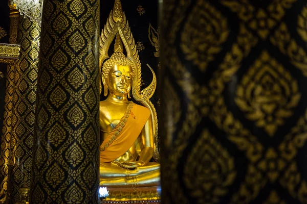 美丽的金佛像在寺普拉西拉塔纳玛哈 也俗称寺是佛教寺庙 Wat 它是泰国菲萨努洛克的主要旅游景点 — 图库照片
