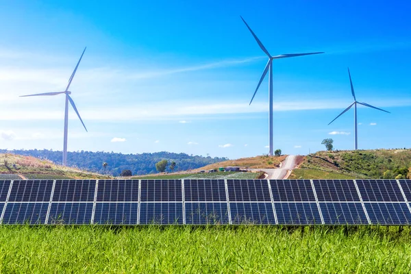 bulutlar, alternatif enerji kavramı, temiz enerji, yeşil enerji ile mavi gökyüzüne karşı mountanis peyzaj karşı rüzgar türbinleri ile güneş panelleri.