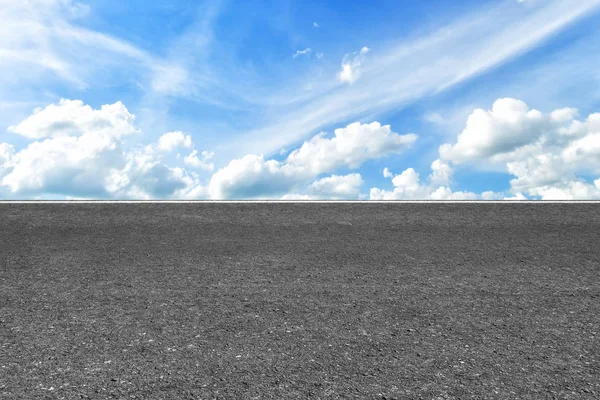 マーキングラインを持つアスファルト道路白いストライプのテクスチャと白い雲の風景と青空の背景テクスチャ — ストック写真