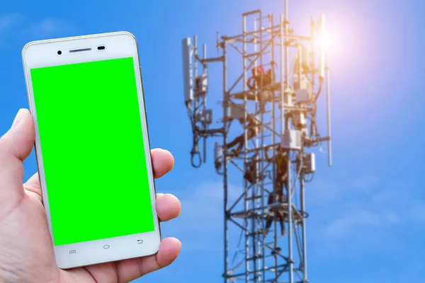 Männer Verwenden Smartphone Verschwommene Bilder Antenne Auf Kommunikation Oder Strommast — Stockfoto