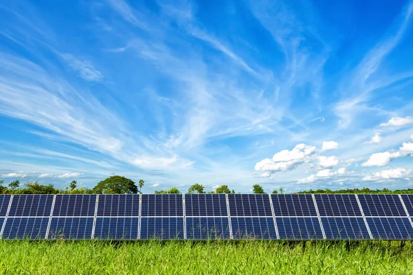 蓝天背景太阳能电池板 替代能源概念 清洁能源 绿色能源 — 图库照片