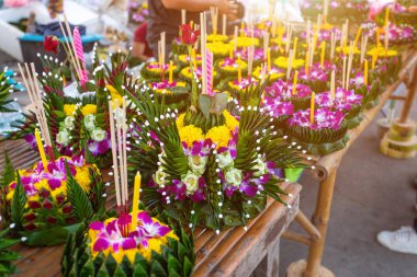 Loy Kratong Festiv için muz yaprağı ile yüzen sepet Kratong