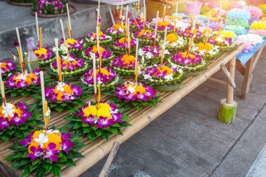 Loy Kratong Festiv için muz yaprağı ile yüzen sepet Kratong