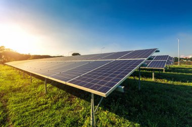 Mavi gökyüzü arka planda güneş paneli, alternatif enerji kavramı, temiz enerji, yeşil enerji.