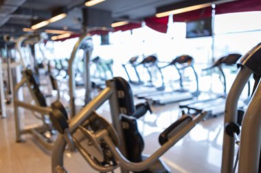 Spor egzersiz ekipmanları Spor salonu bulanıklık arka plan ile defokus spor salonu iç ve fitness sağlık kulübü Soyut bulanıklık.