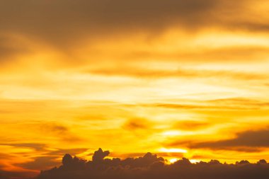 Beyaz bulutlar gün batımı ile turuncu gökyüzü arka plan doku.