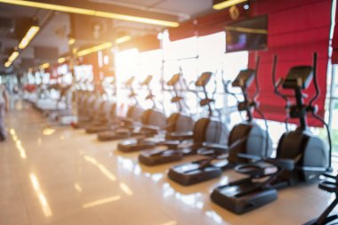 Spor egzersiz ekipmanları Spor salonu bulanıklık arka plan ile defokus spor salonu iç ve fitness sağlık kulübü Soyut bulanıklık.