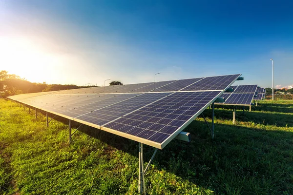 青空背景のソーラーパネル 代替エネルギーコンセプト クリーンエネルギー グリーンエネルギー — ストック写真