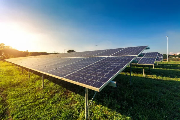 Mavi gökyüzü arka planda güneş paneli, alternatif enerji kavramı, temiz enerji, yeşil enerji.