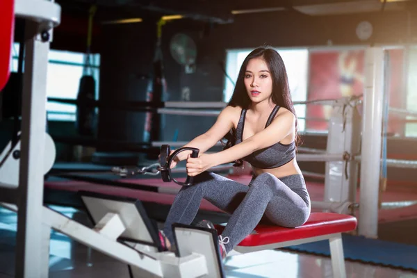 Fitness Azjatki Wykonujące Ćwiczenia Wioślarzem Seat Cable Rows Machine Sportowej — Zdjęcie stockowe