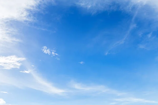 Cielo Blu Sfondo Texture Con Nuvole Bianche — Foto Stock