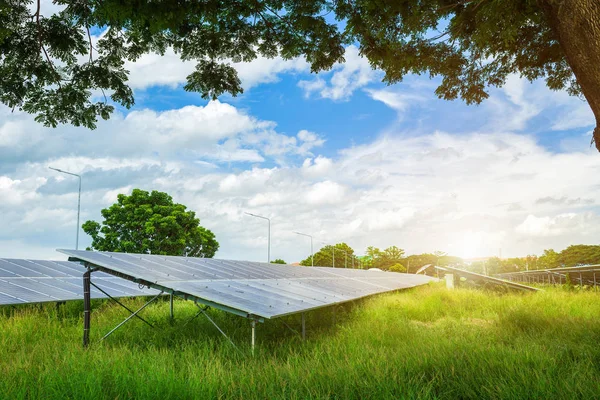 Painel Solar Fundo Céu Azul Conceito Energia Alternativa Energia Limpa — Fotografia de Stock