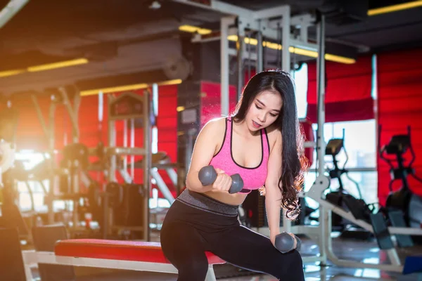 Fitness azjatyckich kobiet wykonujących Ćwiczenia szkoleniowe z Dum — Zdjęcie stockowe