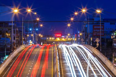 Phitsanulok City, Tayland Yolda Gece trafik ışıkları rengi güzel sahne.
