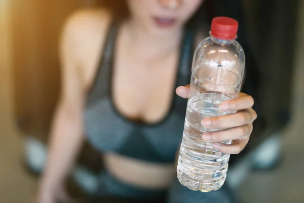 Close-up Aziatische vrouwen uitvoeren oefeningen training howing — Stockfoto