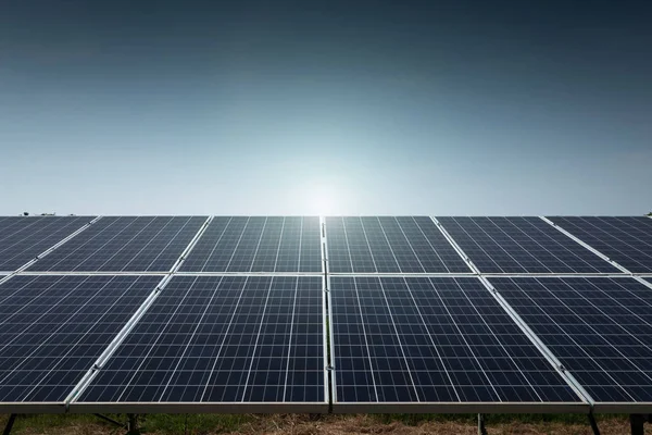 Солнечная Панель Голубом Фоне Неба Альтернативная Концепция Энергии Чистая Энергия — стоковое фото