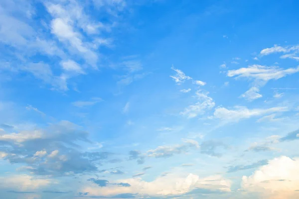 Текстура Синього Неба Фону Білими Хмарами Захід Сонця — стокове фото