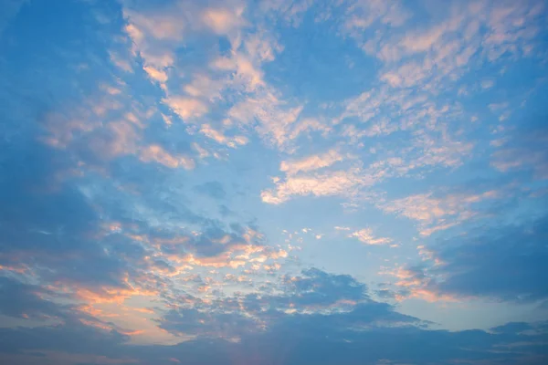 Azul céu fundo textura com nuvens brancas por do sol . — Fotografia de Stock