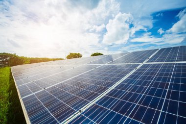 Mavi gökyüzü arka planda güneş paneli, alternatif enerji kavramı, temiz enerji, yeşil enerji.