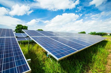 Mavi gökyüzü arka planda güneş paneli, alternatif enerji kavramı, temiz enerji, yeşil enerji.