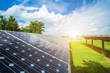 Mavi gökyüzü arka planda güneş paneli, alternatif enerji kavramı, temiz enerji, yeşil enerji.