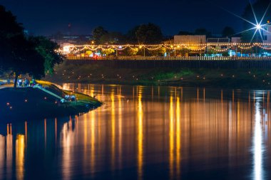 Tapınak Bu nehir de Pagoda de Loy Krathong festivali