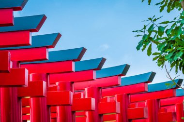 Hinoki topraklarında Kırmızı Torii kapılarının yakın çekim (Bann Mai Hom Hinoki)