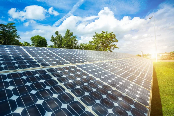 Mavi gökyüzü arka planda güneş paneli, alternatif enerji kavramı, temiz enerji, yeşil enerji.