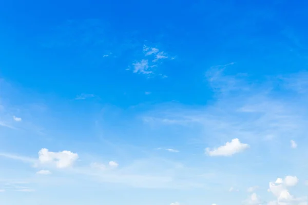 Textura de fondo azul cielo con nubes blancas . — Foto de Stock