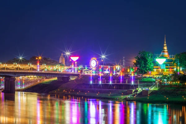 El festival Loy Krathong en la Pagoda en el Templo Esa ribera —  Fotos de Stock