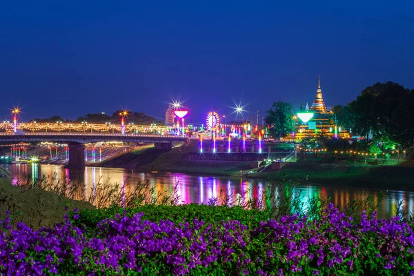 Фестиваль Loy Krathong в Пагоды в храме, что на берегу реки — стоковое фото