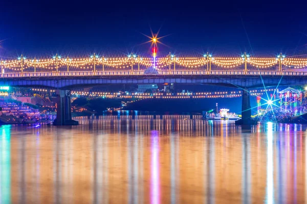 Beautiful light on the Nan River at night on the bridge (Naresua — Stock Photo, Image