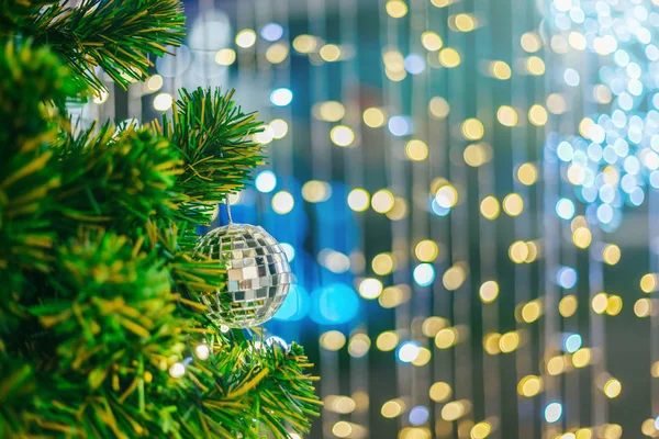 Closeup de bolas coloridas no fundo árvore de Natal verde Dez — Fotografia de Stock