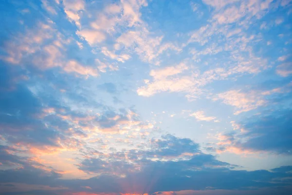 Azul céu fundo textura com nuvens brancas por do sol . — Fotografia de Stock