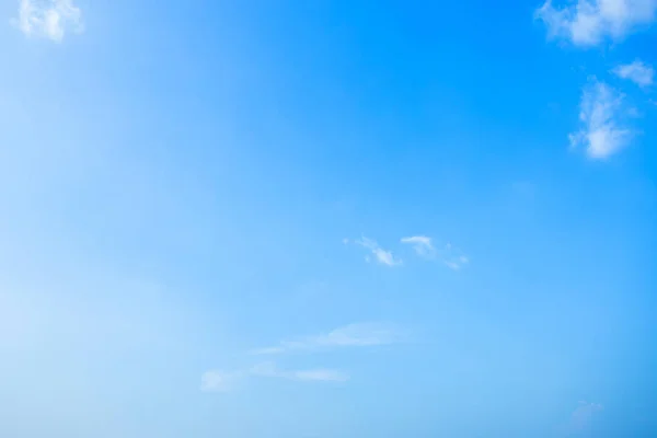 Cielo Blu Sfondo Texture Con Nuvole Bianche — Foto Stock