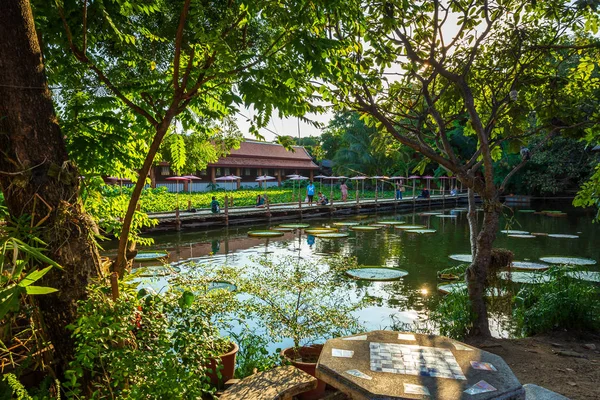 Die Bambusbrücke "sapan boon wat chet lin" Pagodentempel ist es — Stockfoto