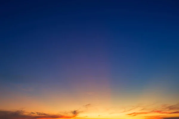 Azul dramático pôr do sol céu textura fundo . — Fotografia de Stock