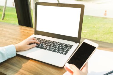 Akıllı telefon la çalışan İş kadınının yakın çekim, b ile dizüstü bilgisayar