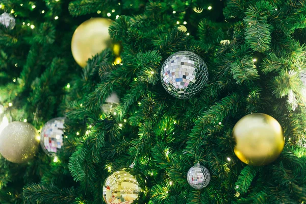 Closeup de bolas coloridas no fundo árvore de Natal verde Dez — Fotografia de Stock
