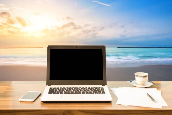 Boş beyaz ekranlı dizüstü bilgisayarın mockup görüntüsü, akıllı telefon ve d