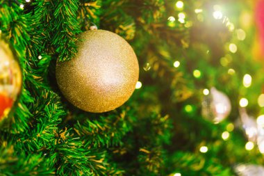 Yeşil Noel ağacı arka plan Aralık renkli topları Closeup