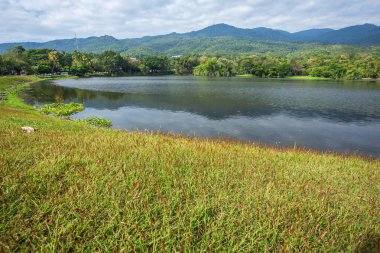 Rezervuar mavi gökyüzü arka plan ile dağ aralığı orman 