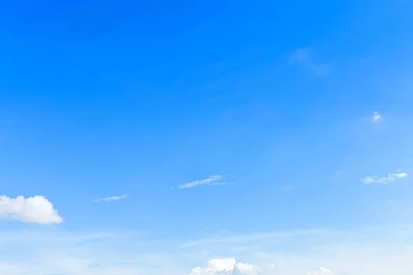 Textura de fondo azul cielo con nubes blancas . — Foto de Stock