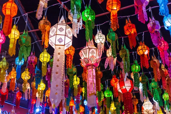 Mooie Lanna lantaarn zijn Noord-Thaise stijl lantaarns in loi — Stockfoto