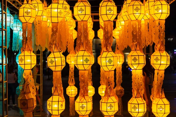 Bella lanterna Lanna sono lanterne in stile thai del nord in Loi — Foto Stock