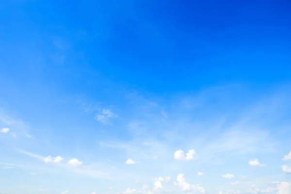 Textura de fondo azul cielo con nubes blancas . — Foto de Stock