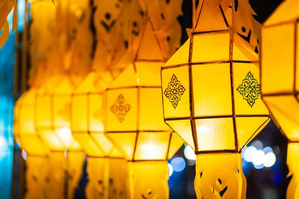 Mooie Lanna lantaarn zijn Noord-Thaise stijl lantaarns in loi — Stockfoto
